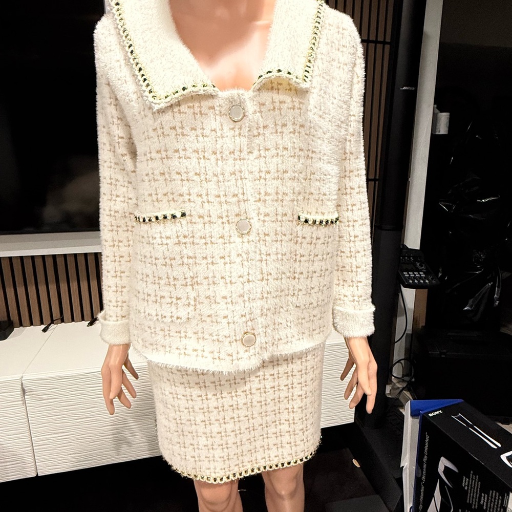 Elegant Cream Tweed Blazer